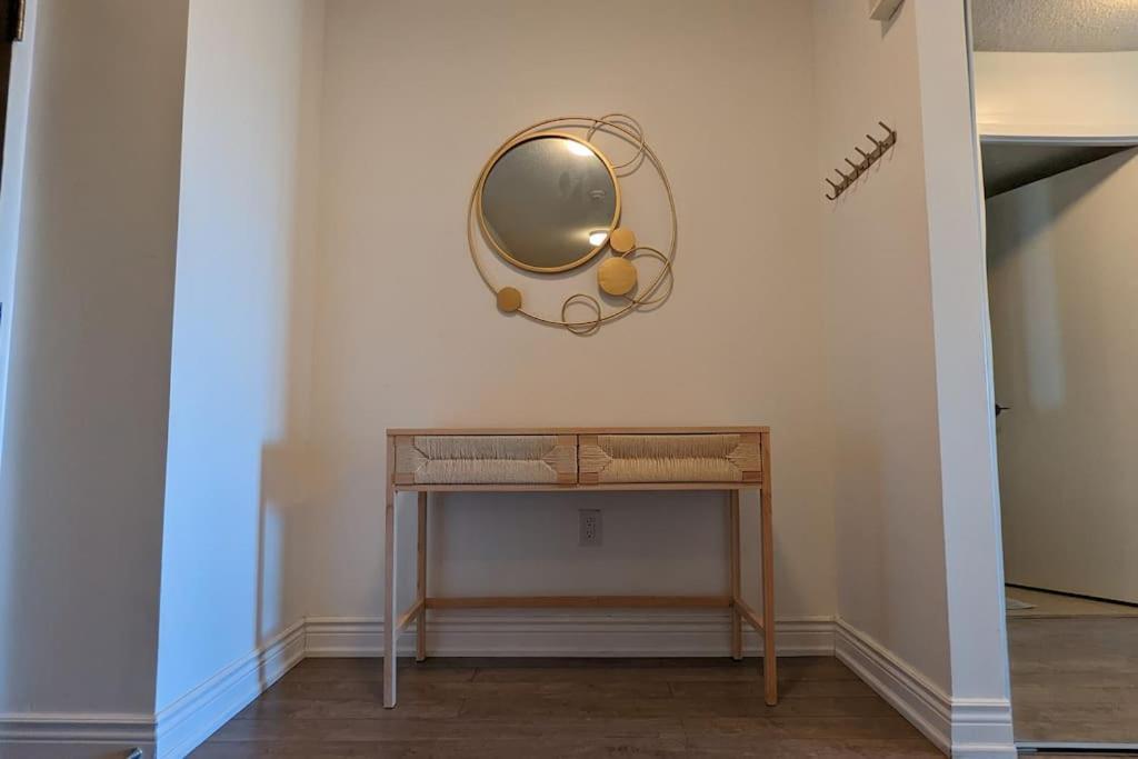 Lovely 2 Bed Condo In Downtown Торонто Екстериор снимка