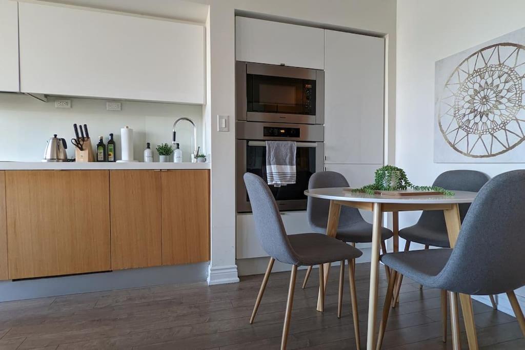Lovely 2 Bed Condo In Downtown Торонто Екстериор снимка