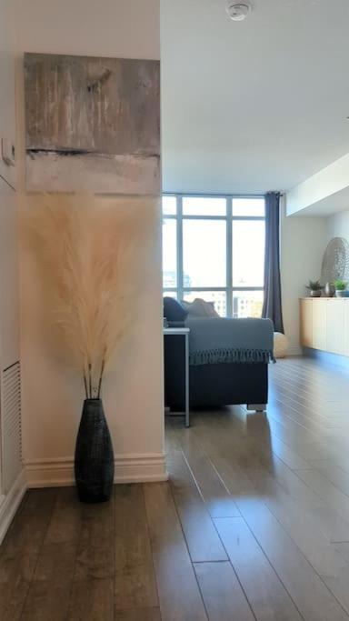 Lovely 2 Bed Condo In Downtown Торонто Екстериор снимка