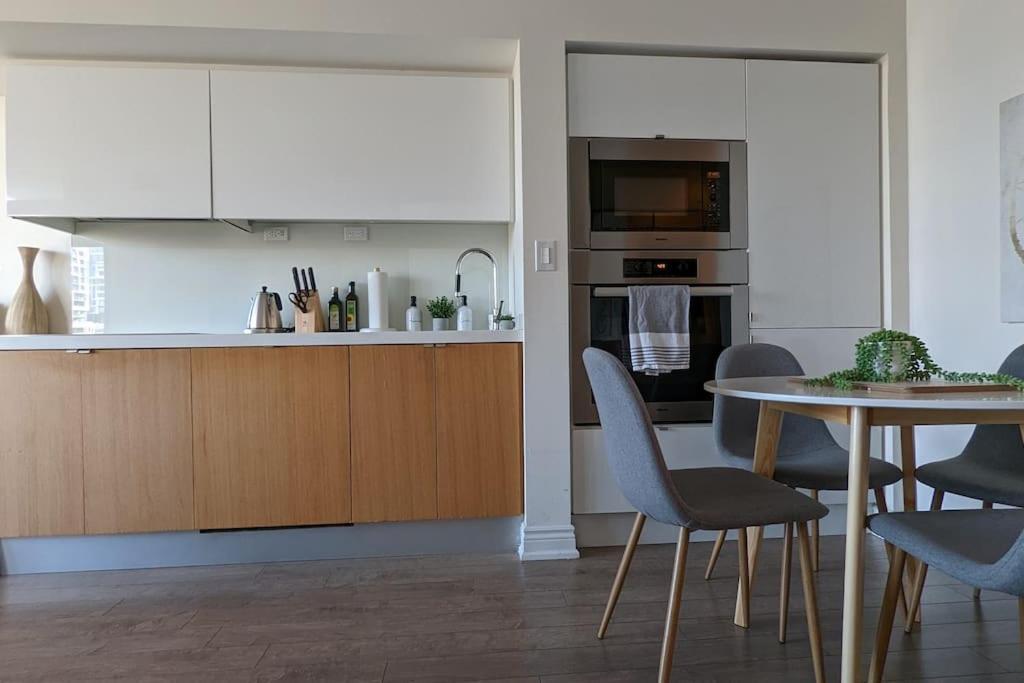 Lovely 2 Bed Condo In Downtown Торонто Екстериор снимка