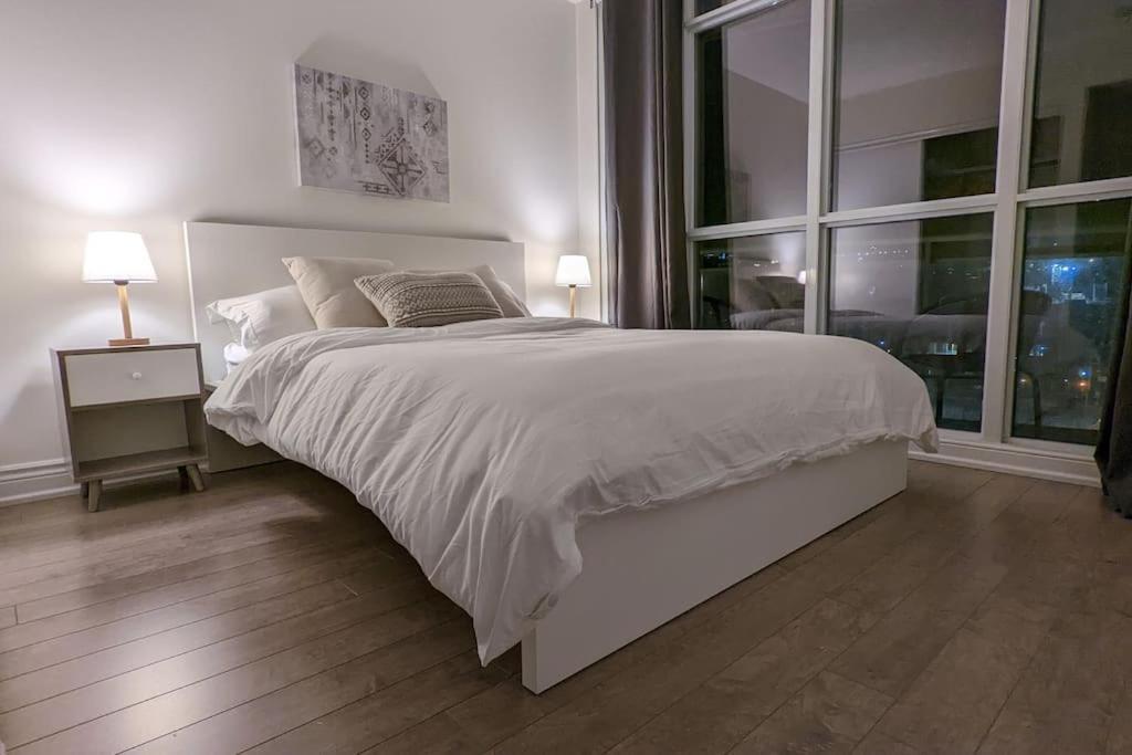 Lovely 2 Bed Condo In Downtown Торонто Екстериор снимка