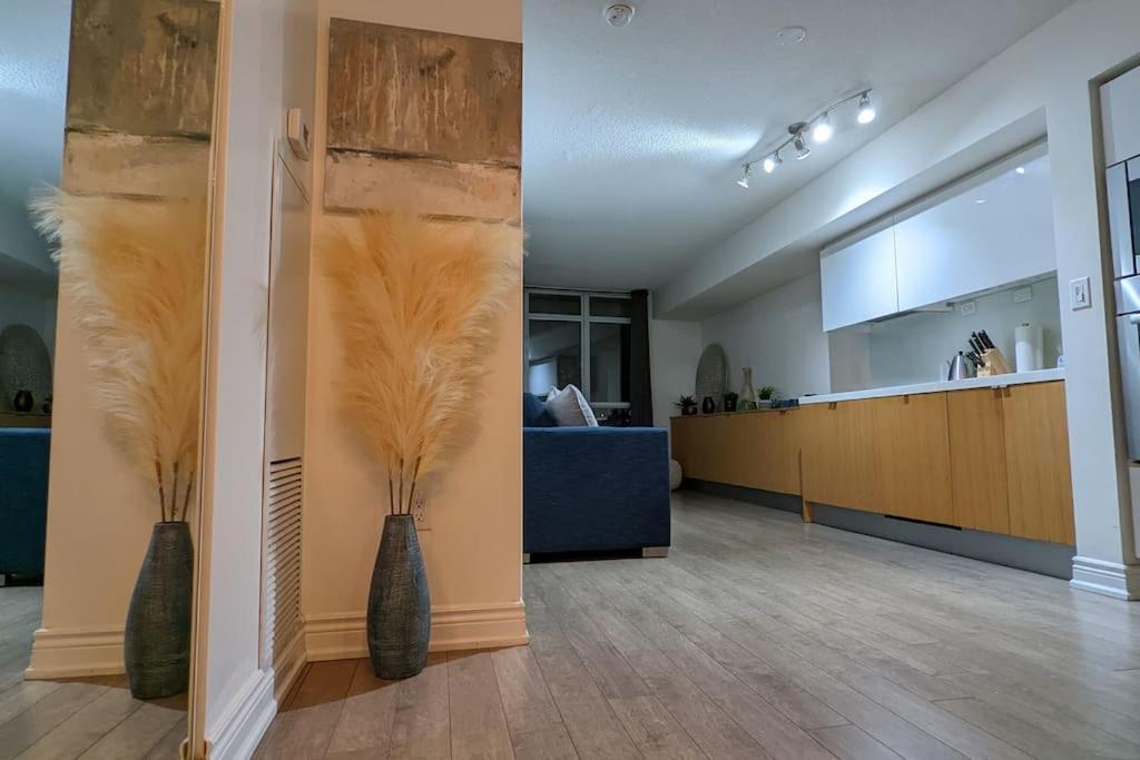 Lovely 2 Bed Condo In Downtown Торонто Екстериор снимка