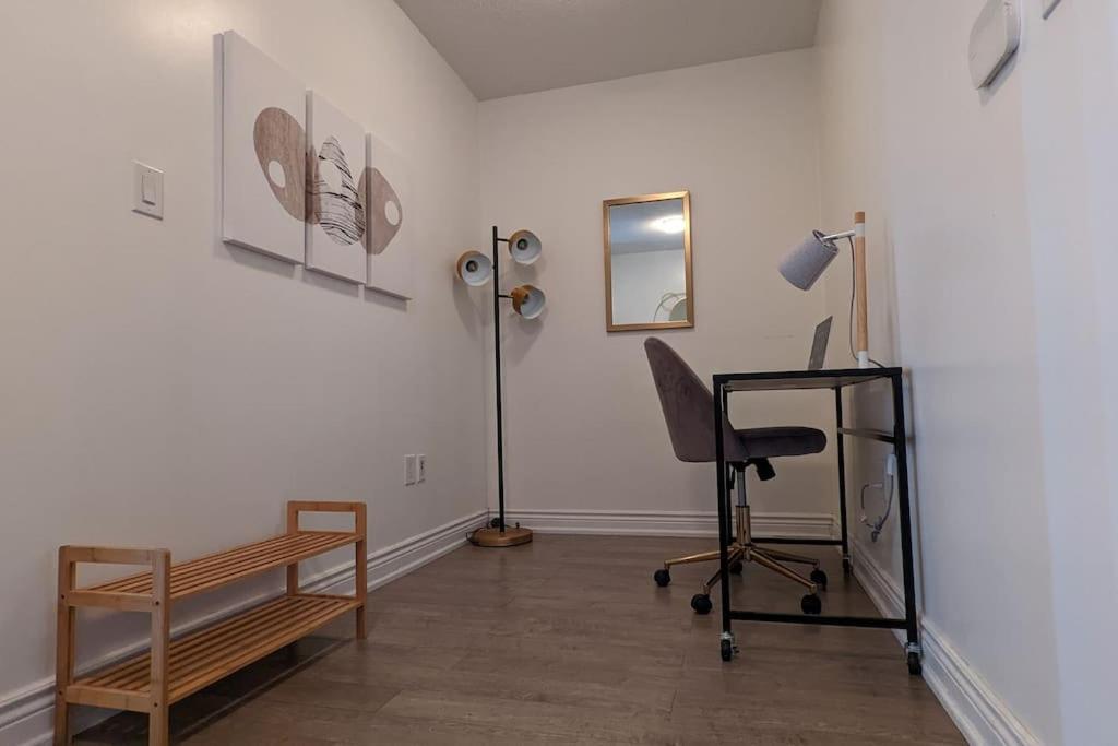 Lovely 2 Bed Condo In Downtown Торонто Екстериор снимка