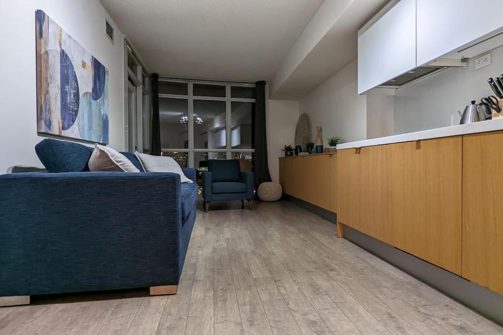 Lovely 2 Bed Condo In Downtown Торонто Екстериор снимка