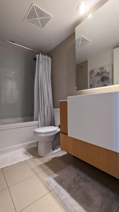 Lovely 2 Bed Condo In Downtown Торонто Екстериор снимка