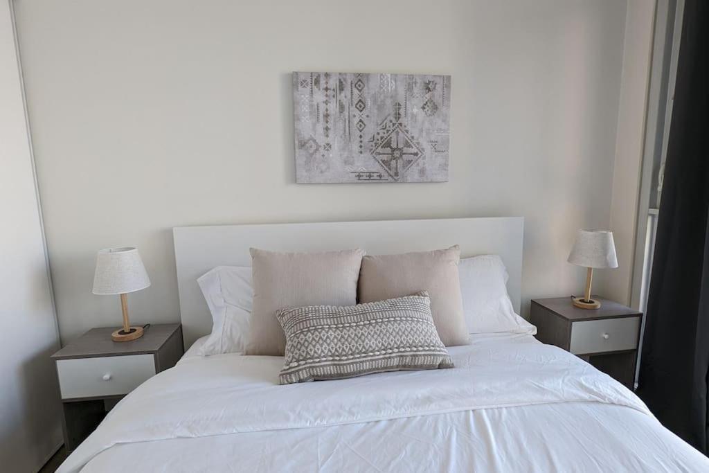 Lovely 2 Bed Condo In Downtown Торонто Екстериор снимка