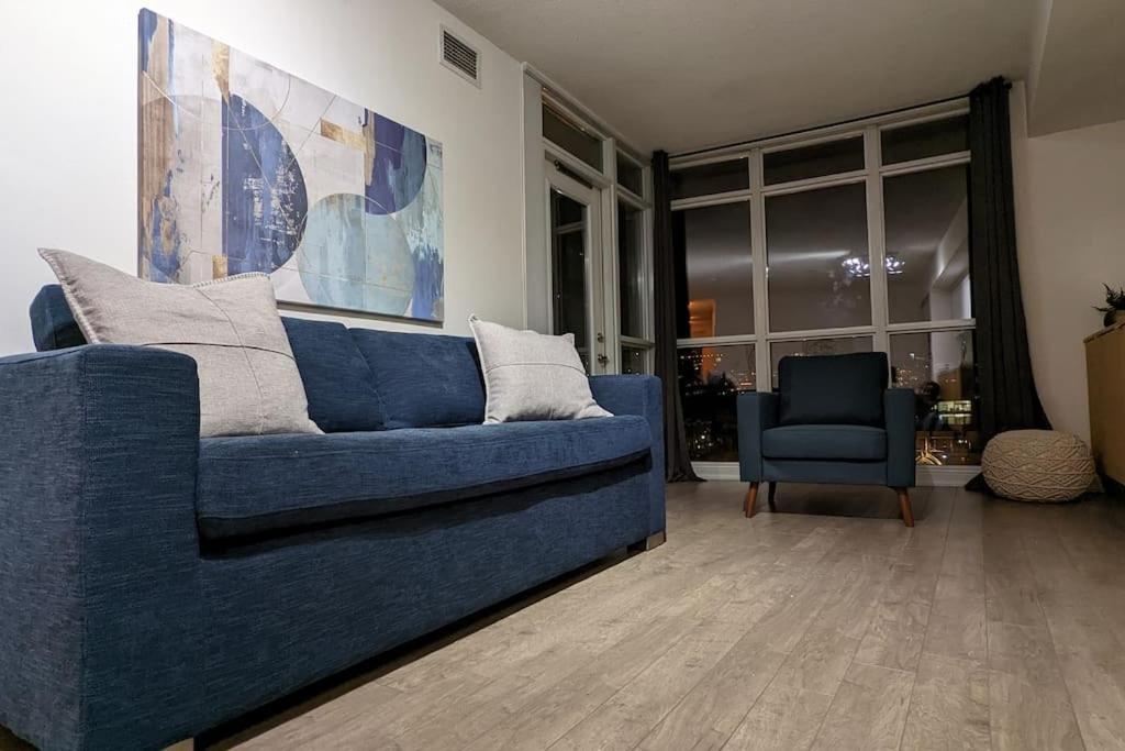 Lovely 2 Bed Condo In Downtown Торонто Екстериор снимка