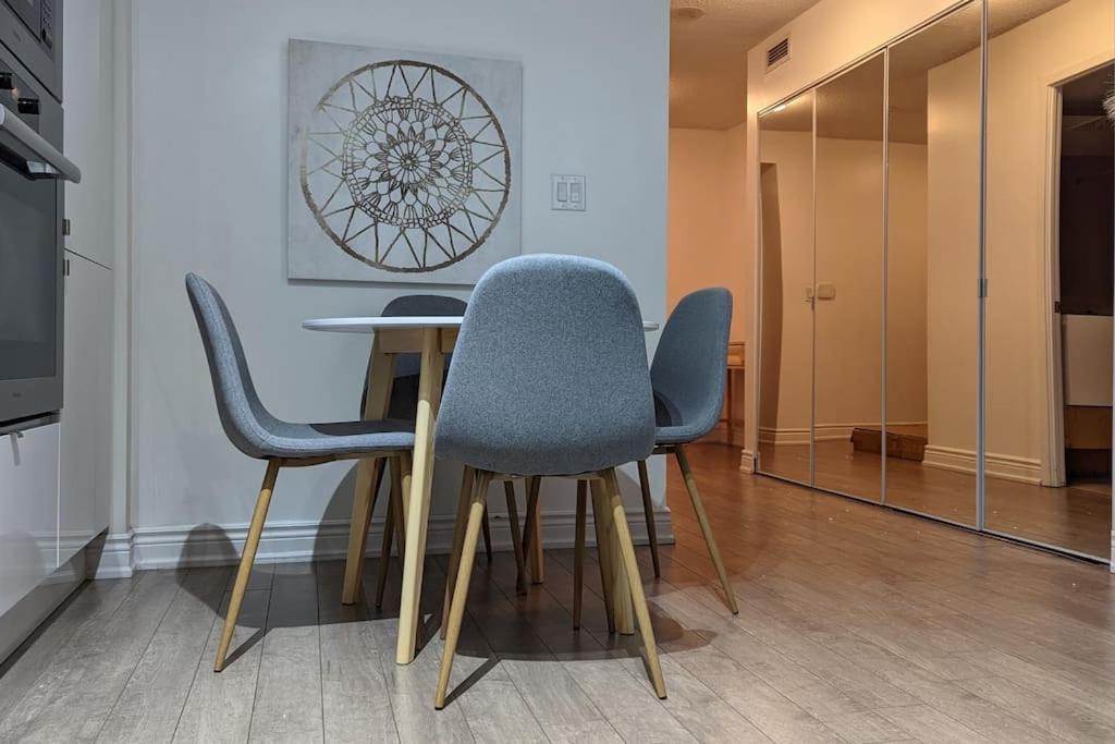 Lovely 2 Bed Condo In Downtown Торонто Екстериор снимка