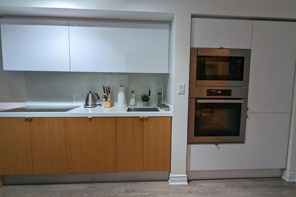 Lovely 2 Bed Condo In Downtown Торонто Екстериор снимка