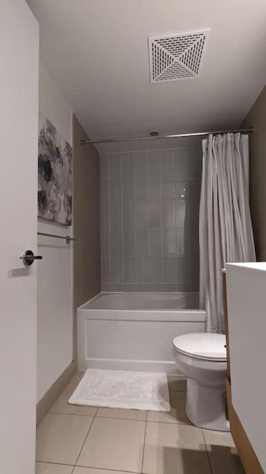 Lovely 2 Bed Condo In Downtown Торонто Екстериор снимка
